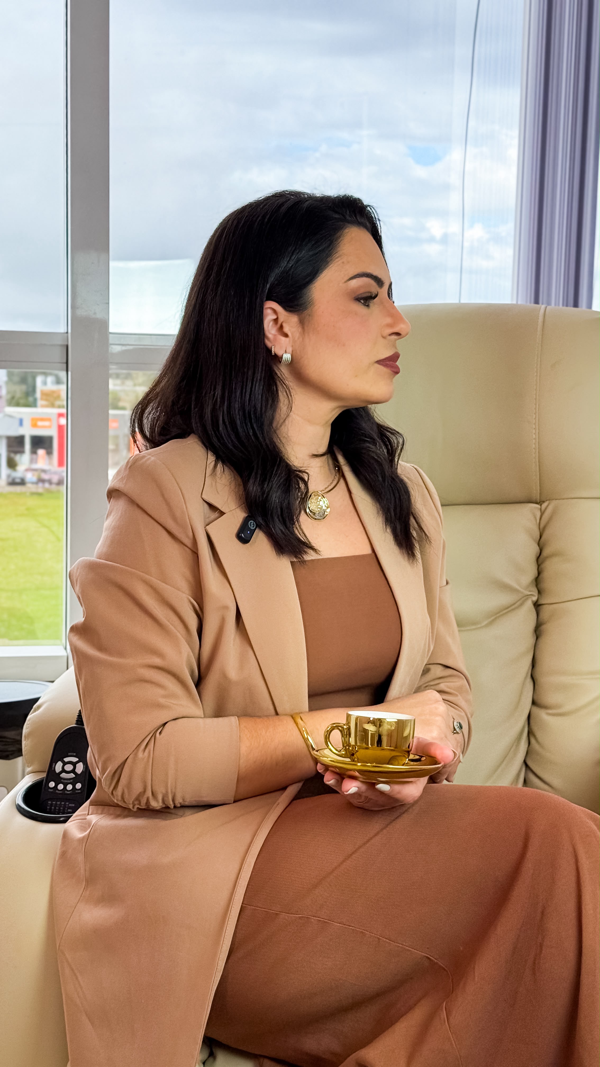 Karen Laís Pereira Möller em ambiente da Clínica Plenitude