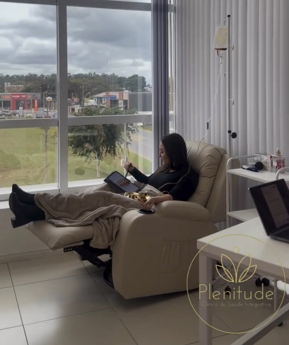 Paciente durante sessão de soroterapia na Clínica Plenitude